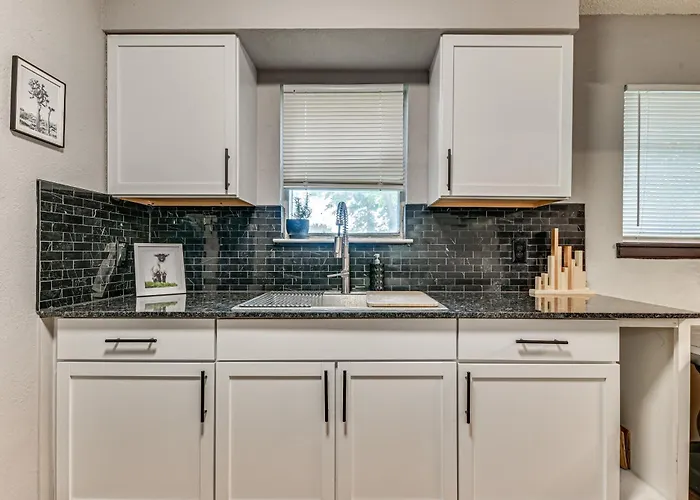 Eco-chic Sanctuary Steps From Trinity Trails! *