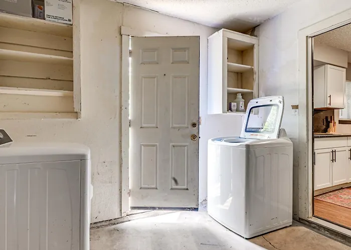 Eco-chic Sanctuary Steps From Trinity Trails!